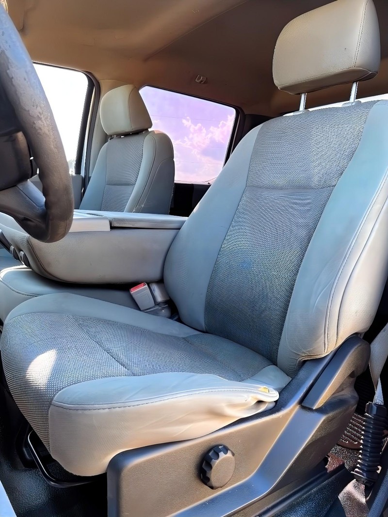 Ford Super Duty F-250 SRW Vehicle Full-screen Gallery Image 12