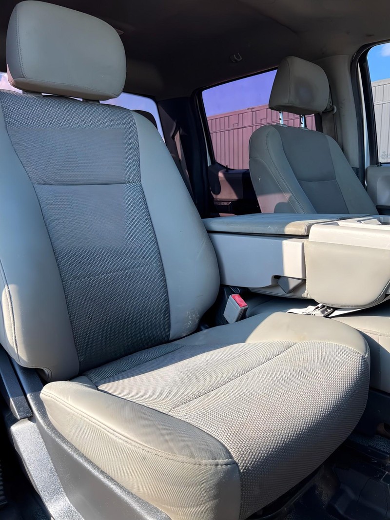 Ford Super Duty F-250 SRW Vehicle Full-screen Gallery Image 13