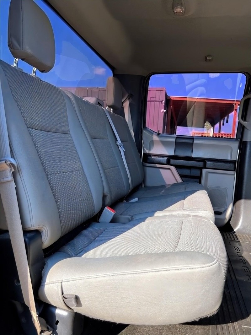 Ford Super Duty F-250 SRW Vehicle Full-screen Gallery Image 14