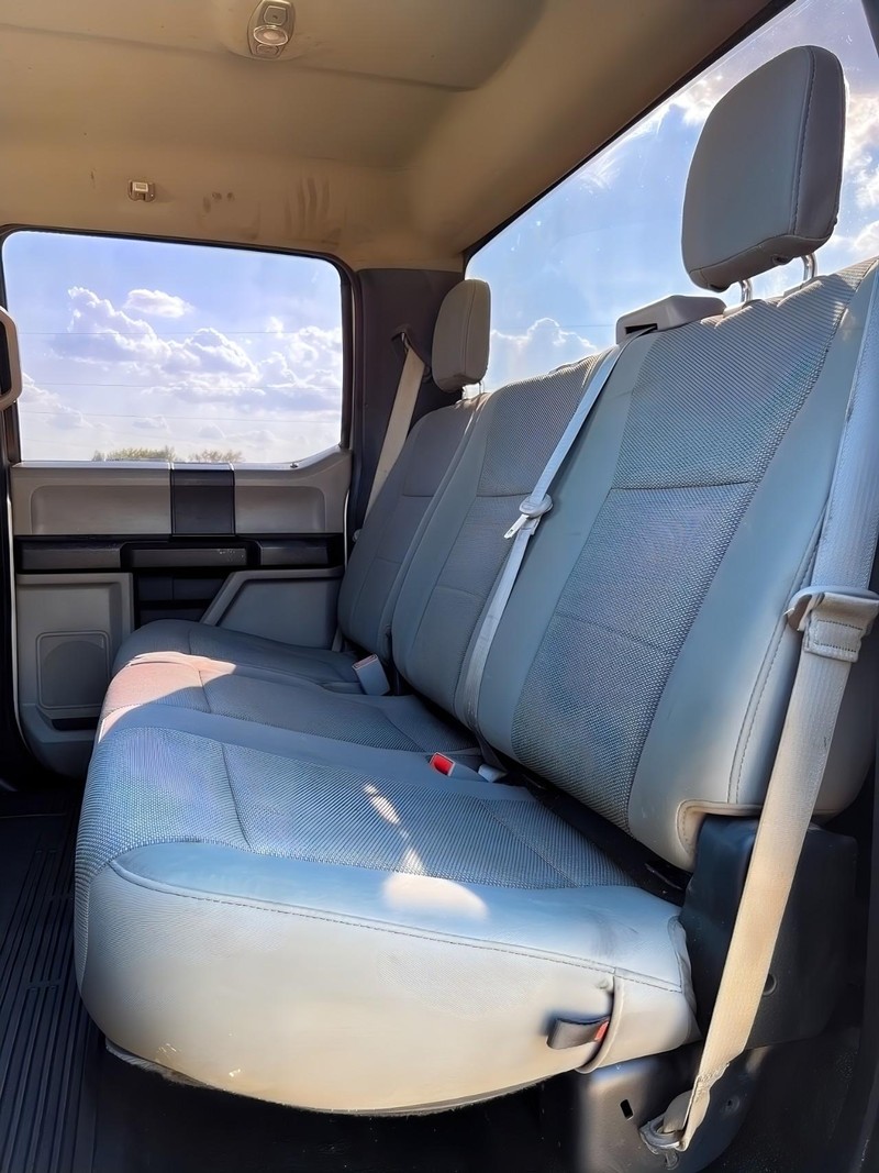 Ford Super Duty F-250 SRW Vehicle Full-screen Gallery Image 15