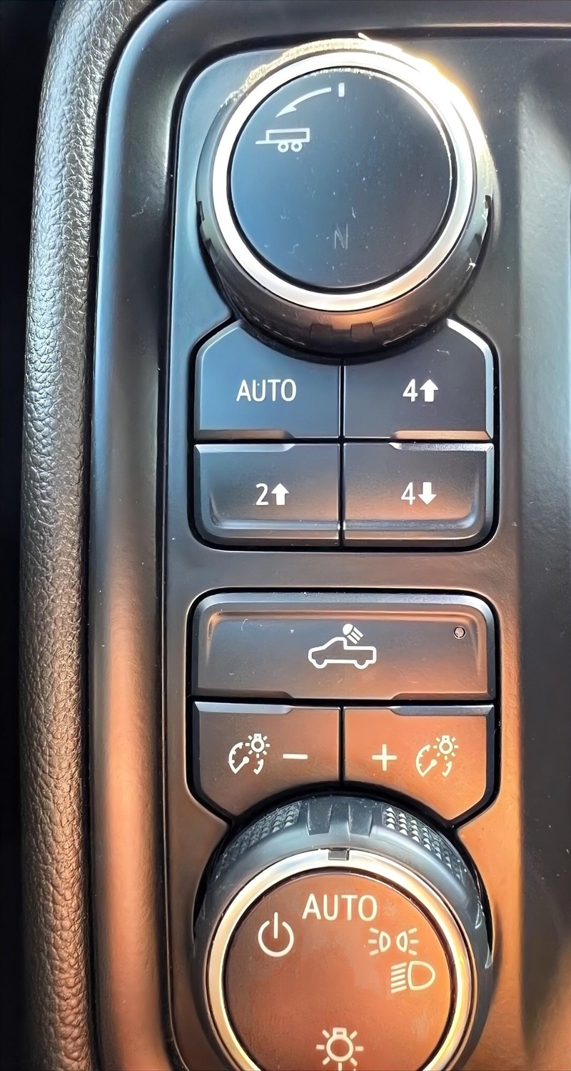 Chevrolet Silverado 1500 LTD Vehicle Full-screen Gallery Image 12