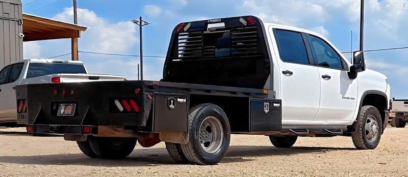 Chevrolet Silverado 3500HD CC Vehicle Full-screen Gallery Image 05