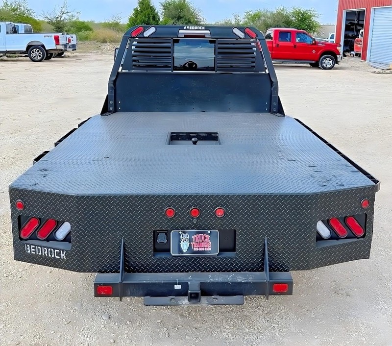 Chevrolet Silverado 3500HD CC Vehicle Full-screen Gallery Image 09