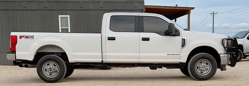 Ford Super Duty F-350 SRW Vehicle Full-screen Gallery Image 03