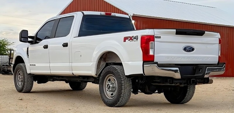 Ford Super Duty F-350 SRW Vehicle Full-screen Gallery Image 06