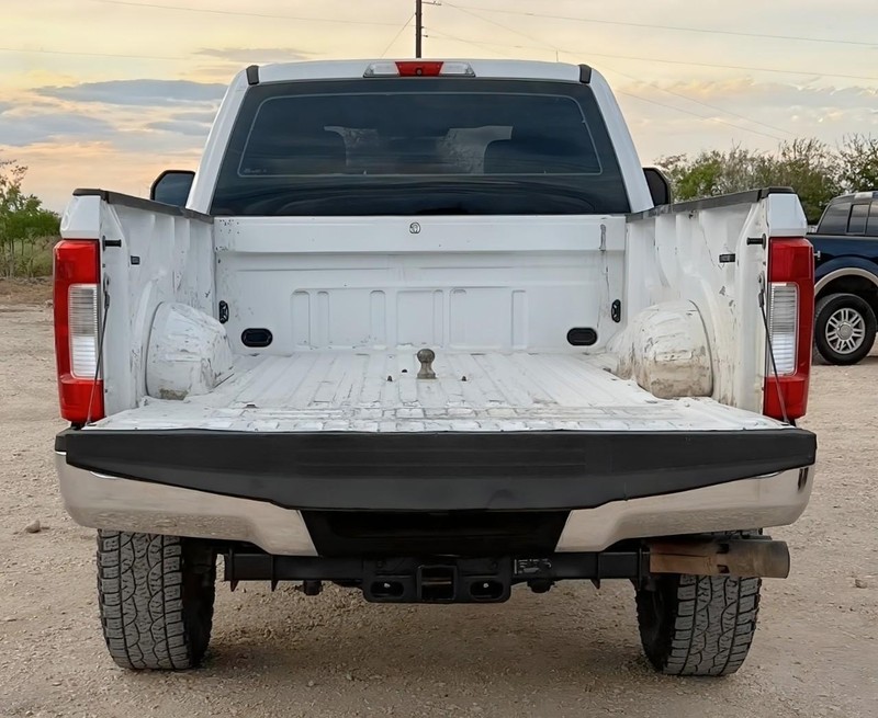 Ford Super Duty F-350 SRW Vehicle Full-screen Gallery Image 09