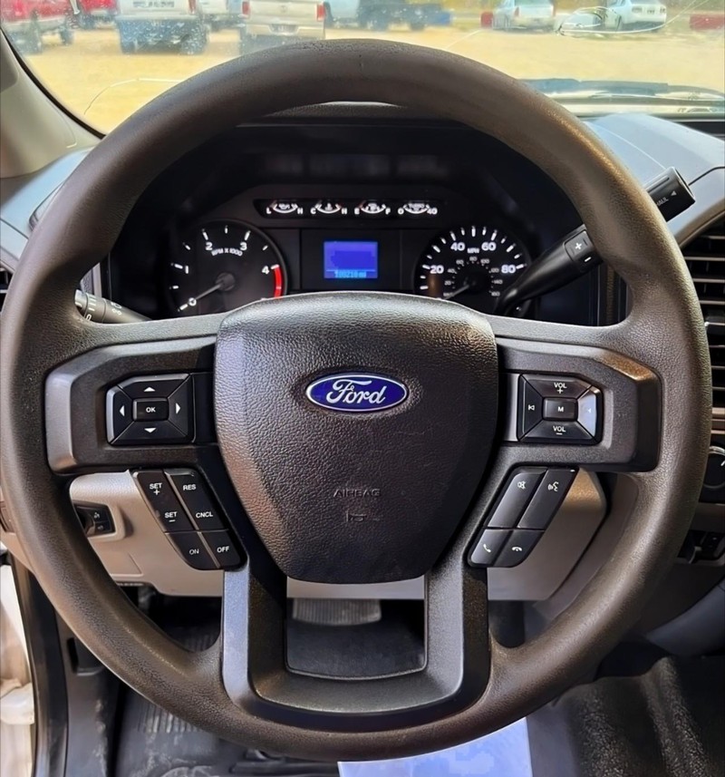 Ford Super Duty F-350 SRW Vehicle Full-screen Gallery Image 10