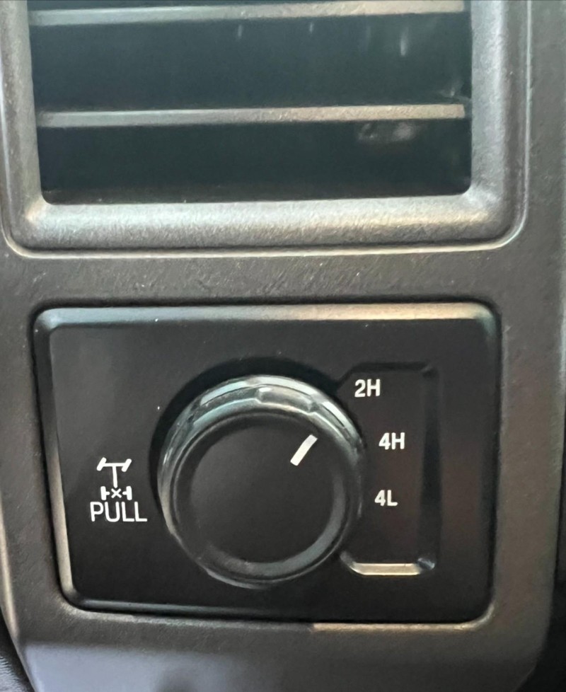 Ford Super Duty F-350 SRW Vehicle Full-screen Gallery Image 12