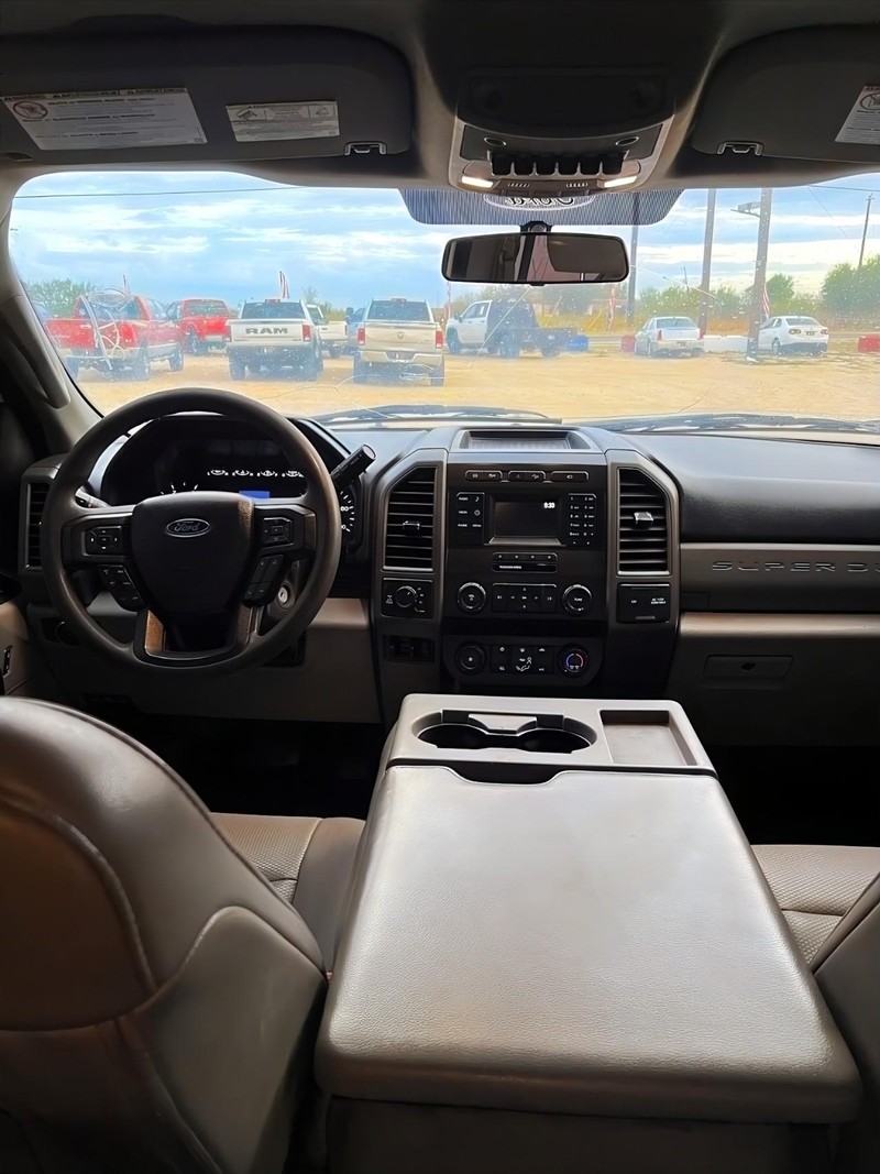 Ford Super Duty F-350 SRW Vehicle Full-screen Gallery Image 13