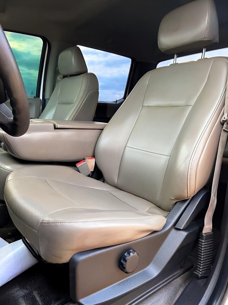 Ford Super Duty F-350 SRW Vehicle Full-screen Gallery Image 14