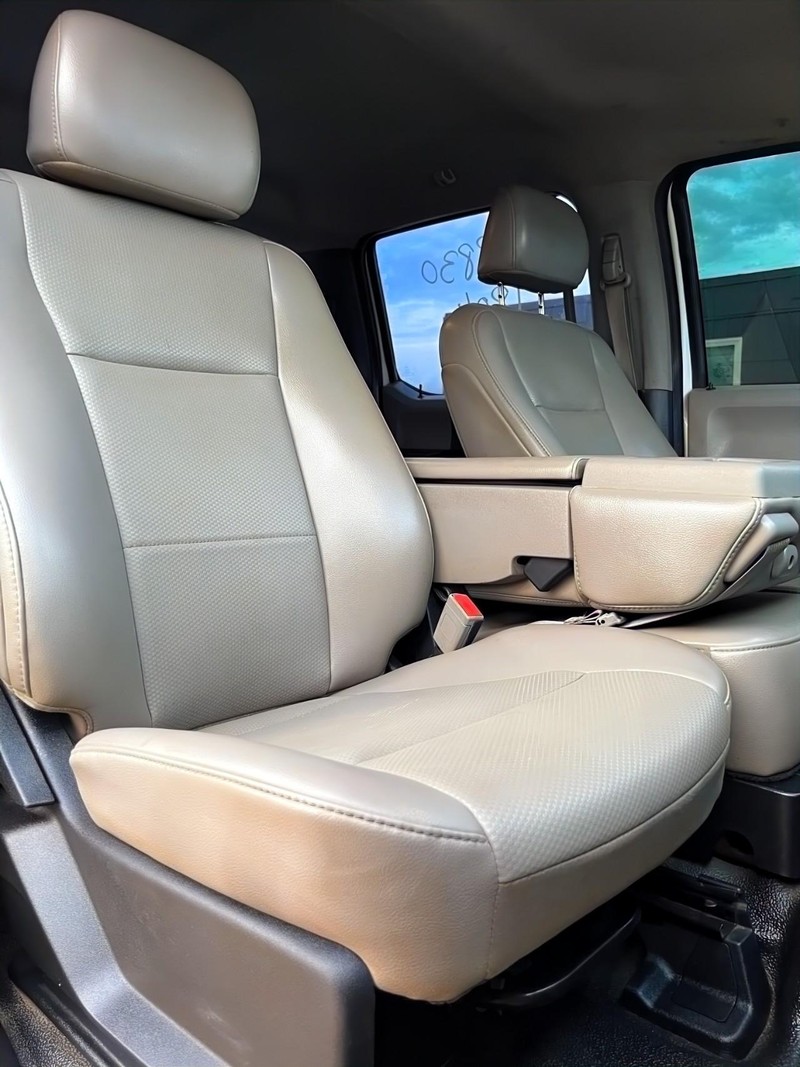 Ford Super Duty F-350 SRW Vehicle Full-screen Gallery Image 15