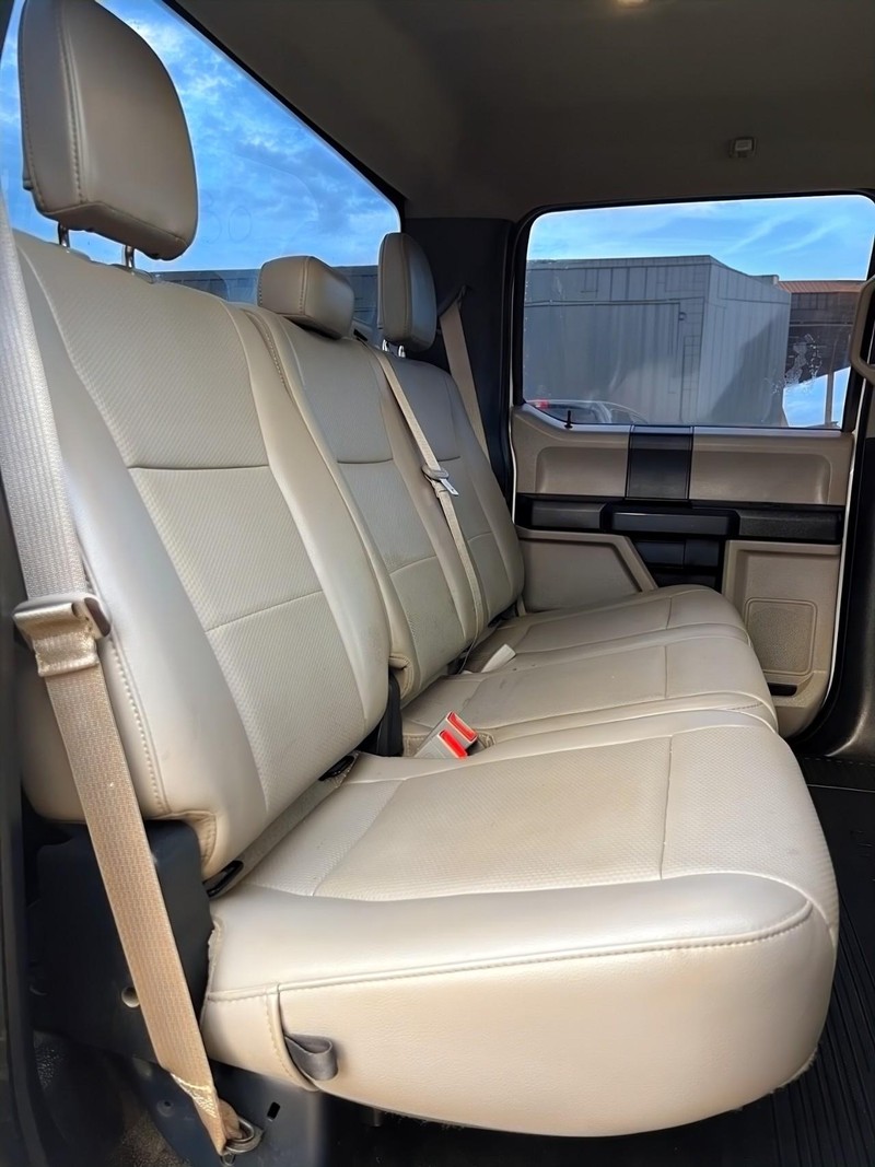 Ford Super Duty F-350 SRW Vehicle Full-screen Gallery Image 16