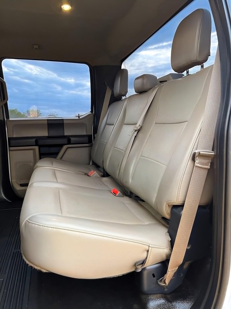 Ford Super Duty F-350 SRW Vehicle Full-screen Gallery Image 17