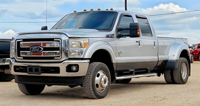 Ford Super Duty F-350 DRW Vehicle Full-screen Gallery Image 02