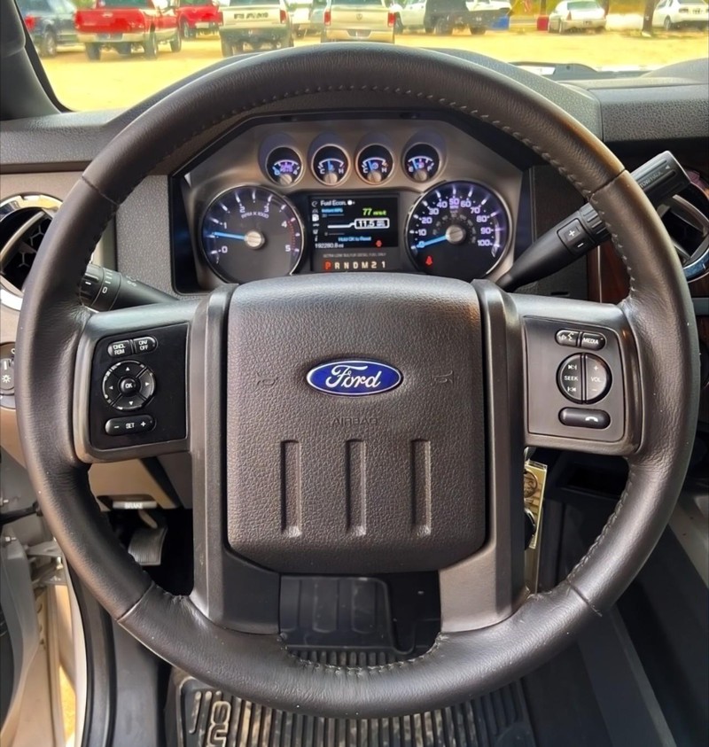 Ford Super Duty F-350 DRW Vehicle Full-screen Gallery Image 10