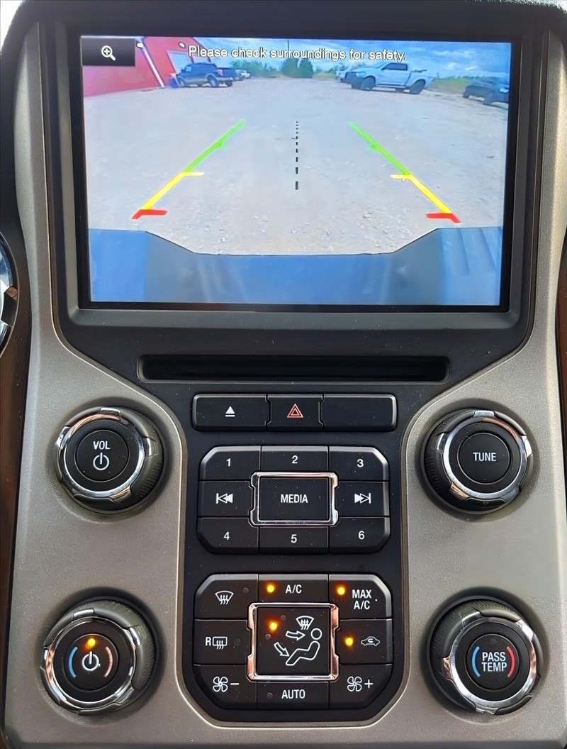 Ford Super Duty F-350 DRW Vehicle Full-screen Gallery Image 11