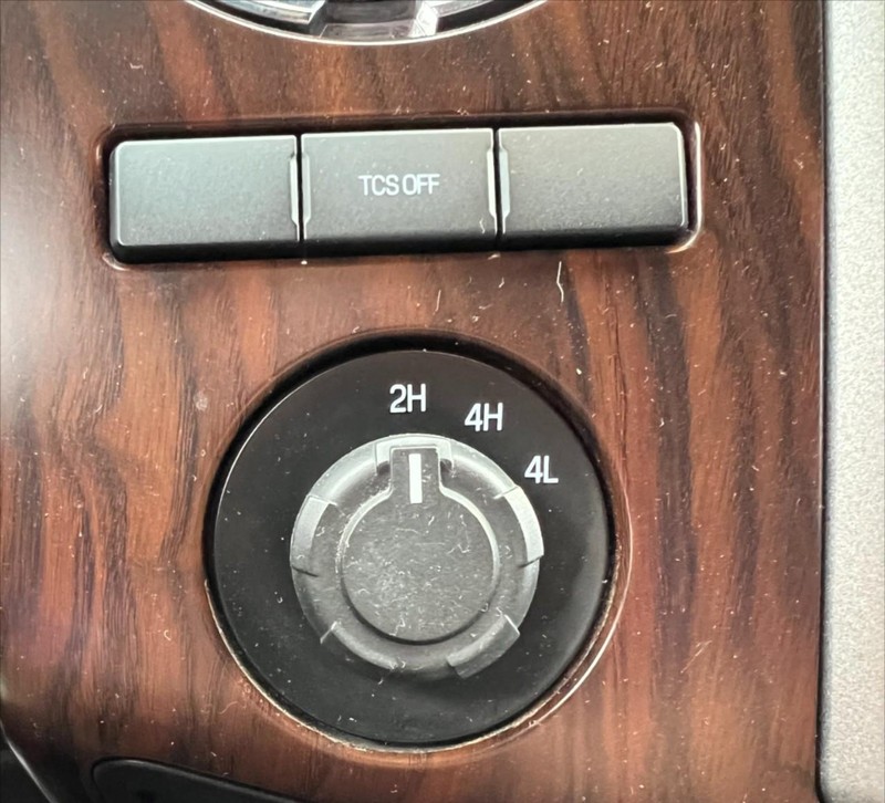 Ford Super Duty F-350 DRW Vehicle Full-screen Gallery Image 12