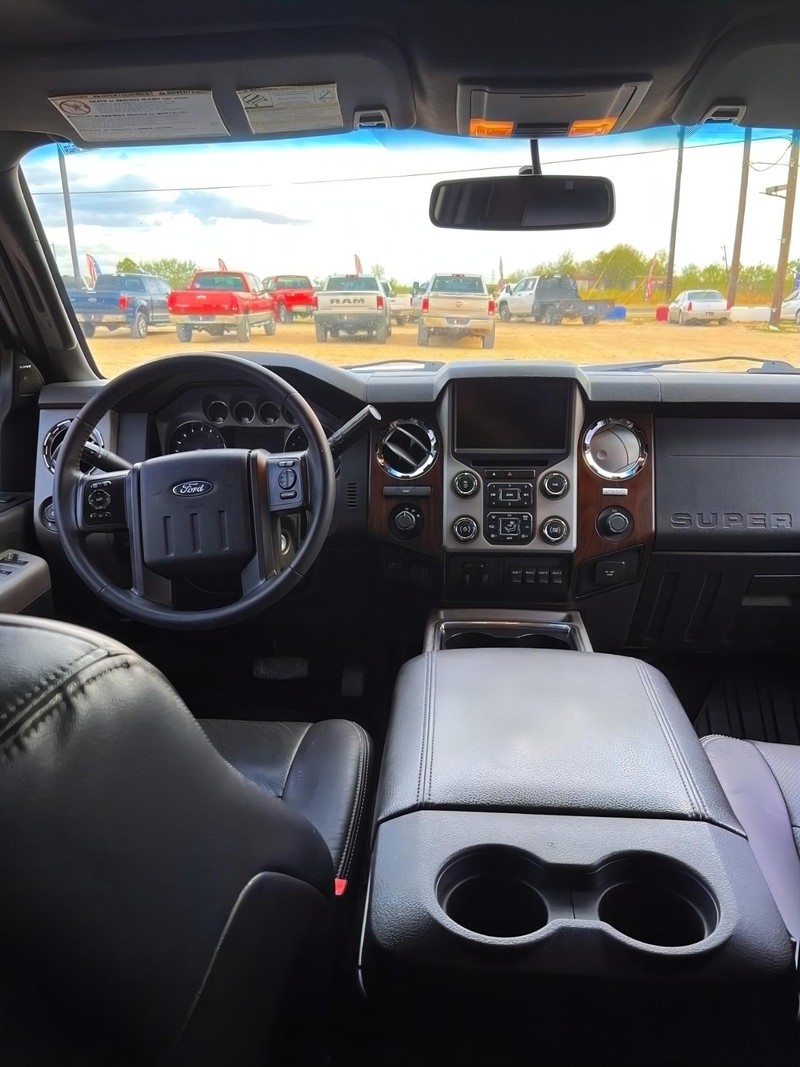Ford Super Duty F-350 DRW Vehicle Full-screen Gallery Image 13