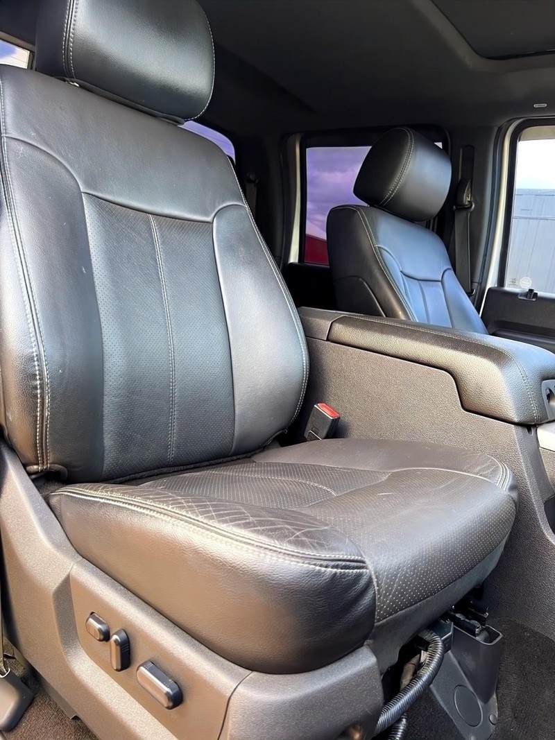 Ford Super Duty F-350 DRW Vehicle Full-screen Gallery Image 16