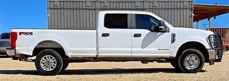 Ford Super Duty F-250 SRW Vehicle Full-screen Gallery Image 03