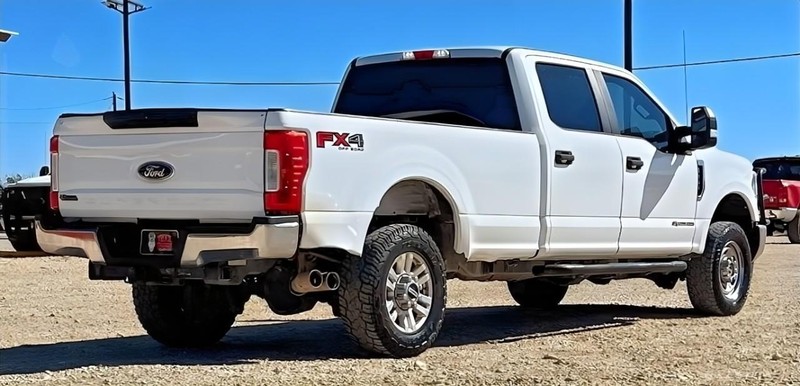 Ford Super Duty F-250 SRW Vehicle Full-screen Gallery Image 05