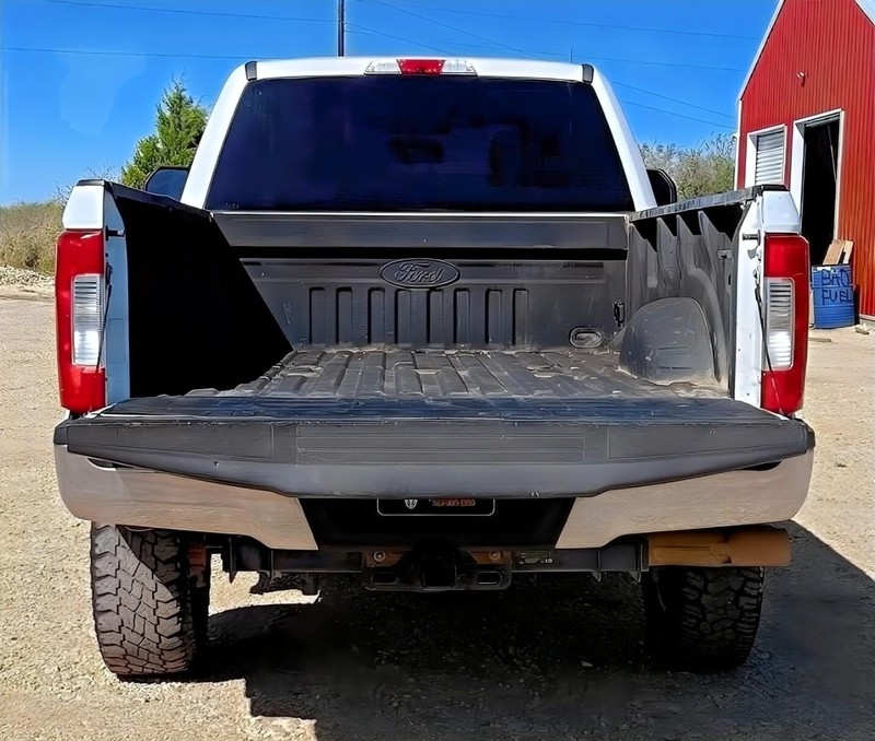 Ford Super Duty F-250 SRW Vehicle Full-screen Gallery Image 09