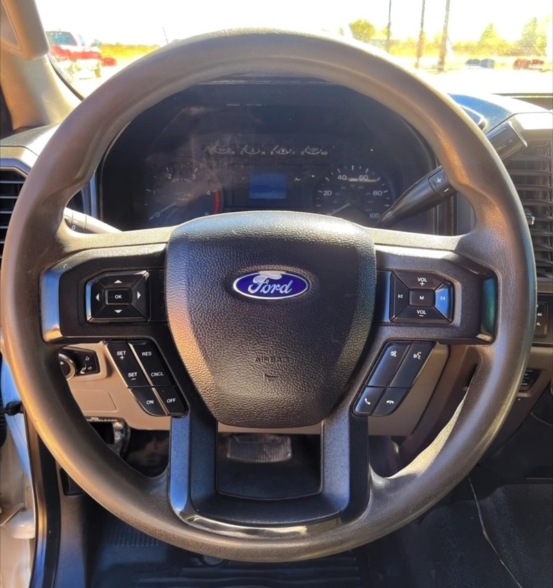 Ford Super Duty F-250 SRW Vehicle Full-screen Gallery Image 10