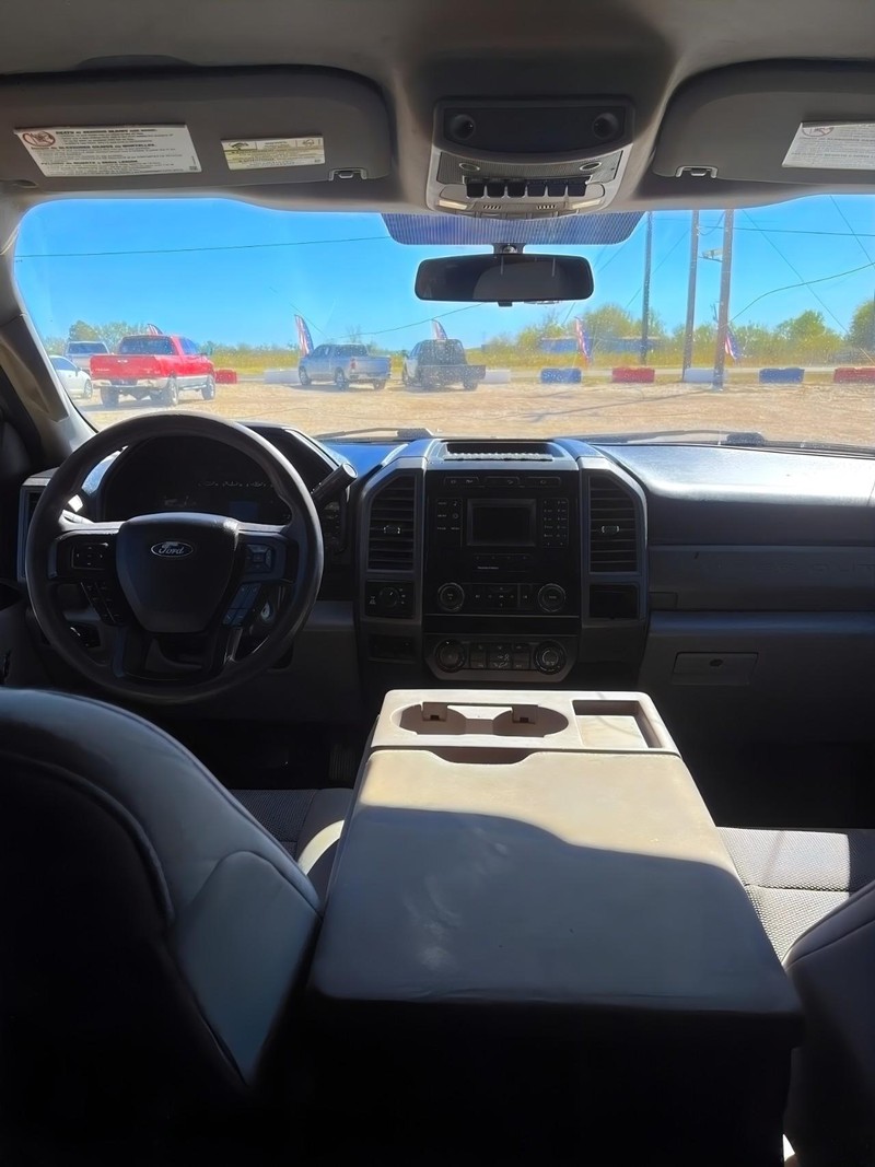 Ford Super Duty F-250 SRW Vehicle Full-screen Gallery Image 13