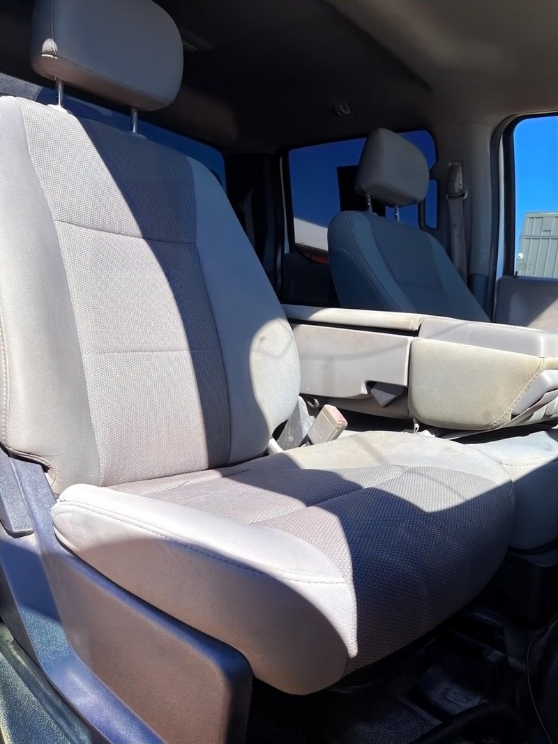 Ford Super Duty F-250 SRW Vehicle Full-screen Gallery Image 15