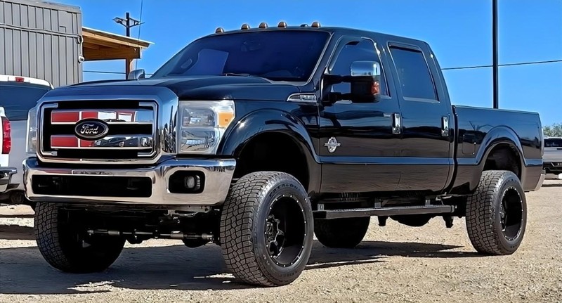 Ford Super Duty F-250 SRW Vehicle Full-screen Gallery Image 02