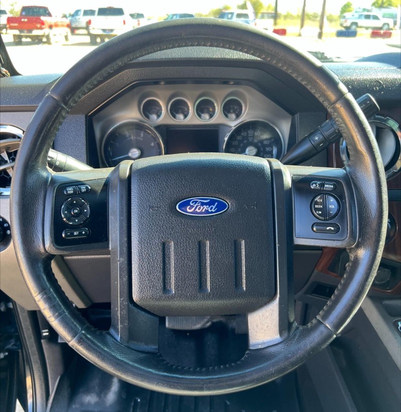 Ford Super Duty F-250 SRW Vehicle Full-screen Gallery Image 10