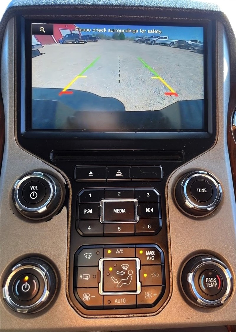 Ford Super Duty F-250 SRW Vehicle Full-screen Gallery Image 11