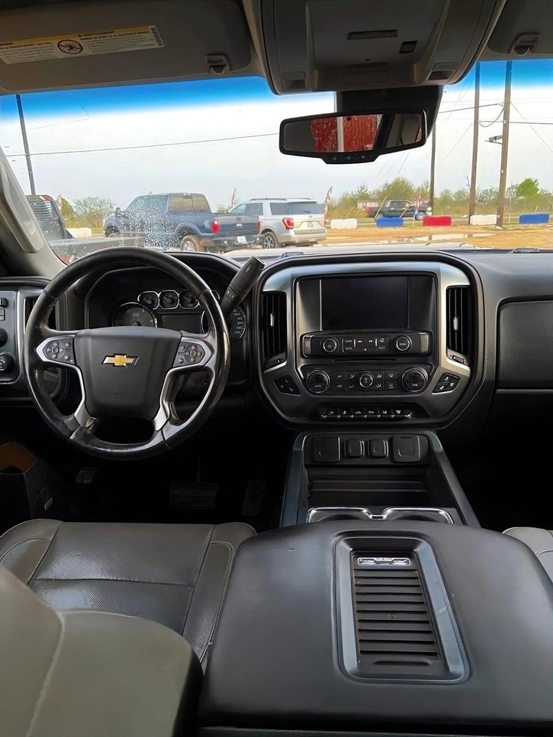 Chevrolet Silverado 2500HD Vehicle Full-screen Gallery Image 13