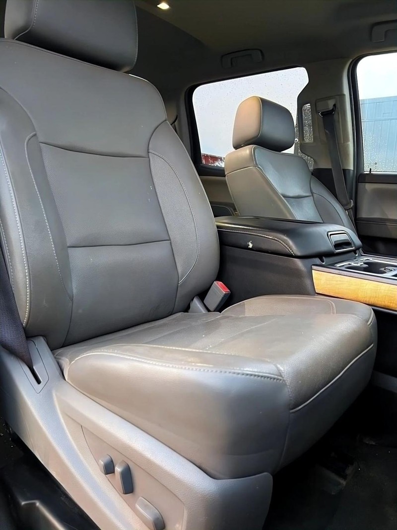 Chevrolet Silverado 2500HD Vehicle Full-screen Gallery Image 15