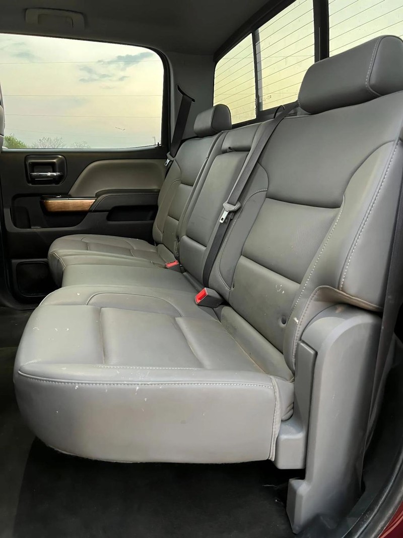 Chevrolet Silverado 2500HD Vehicle Full-screen Gallery Image 17