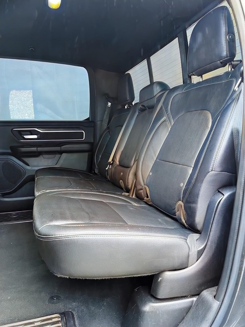 Ram 1500 Vehicle Full-screen Gallery Image 18