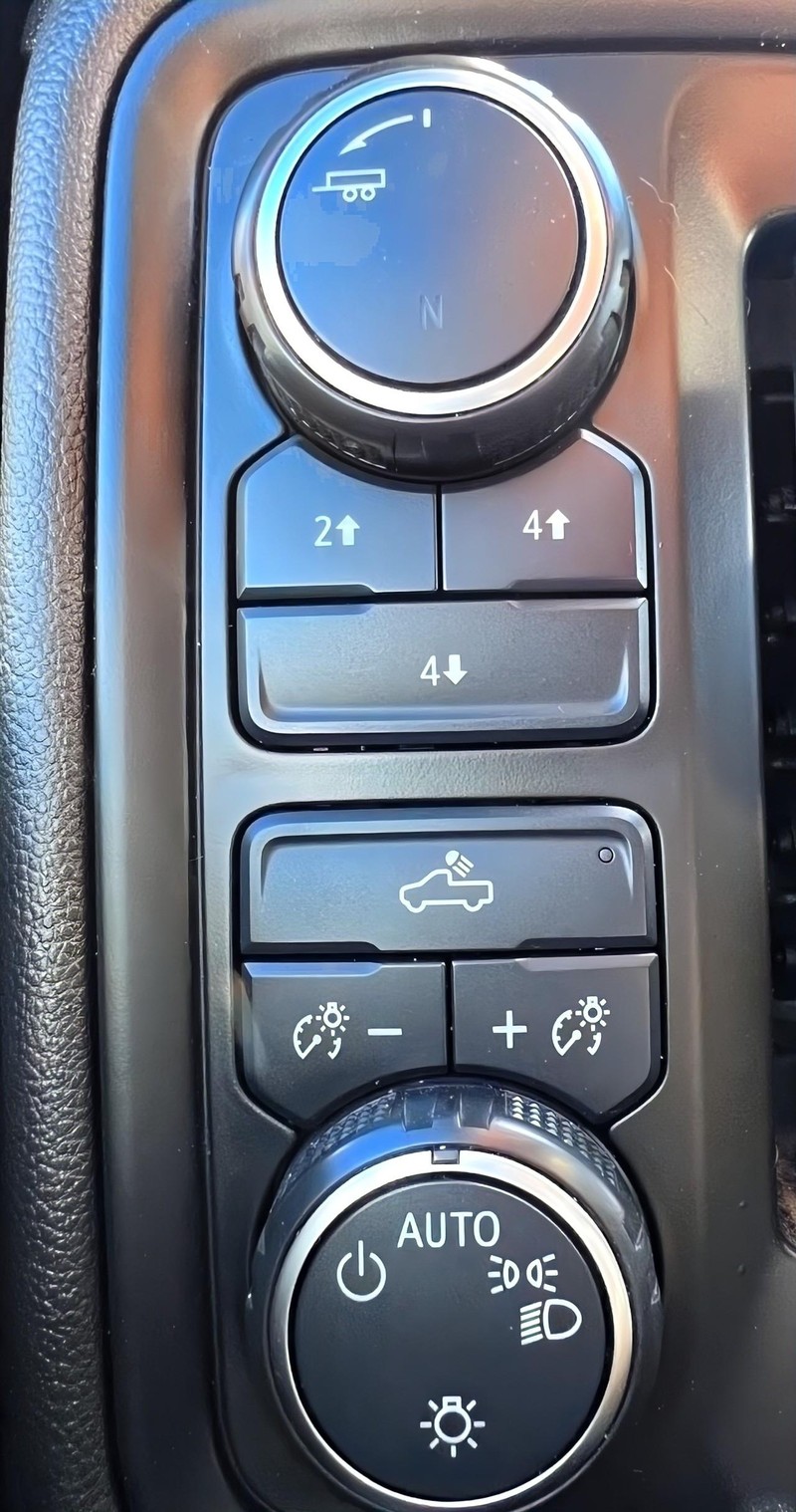 Chevrolet Silverado 2500HD Vehicle Full-screen Gallery Image 12