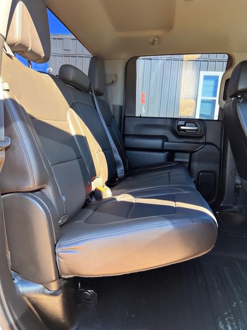 Chevrolet Silverado 2500HD Vehicle Full-screen Gallery Image 16