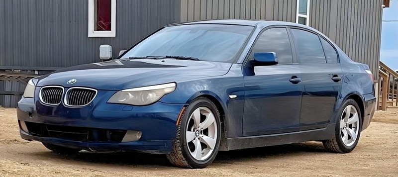 BMW 5 Series Vehicle Full-screen Gallery Image 02