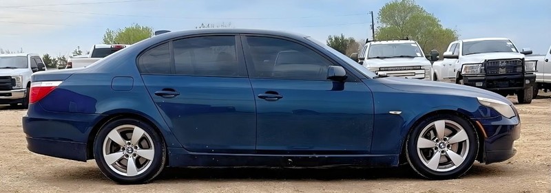 BMW 5 Series Vehicle Full-screen Gallery Image 03