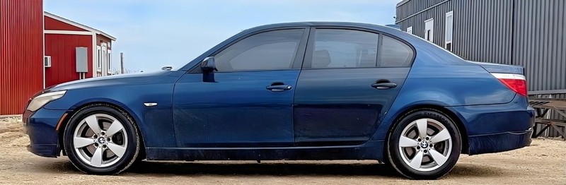 BMW 5 Series Vehicle Full-screen Gallery Image 04