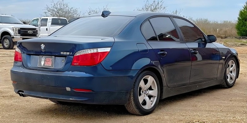 BMW 5 Series Vehicle Full-screen Gallery Image 05