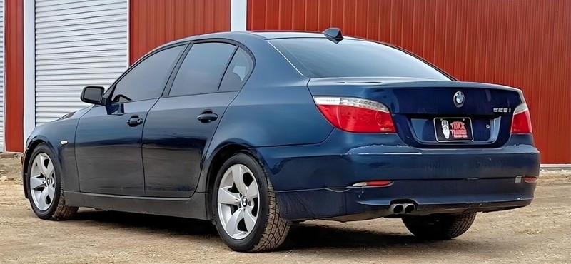 BMW 5 Series Vehicle Full-screen Gallery Image 06