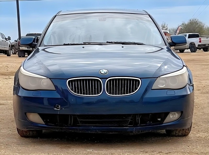 BMW 5 Series Vehicle Full-screen Gallery Image 07