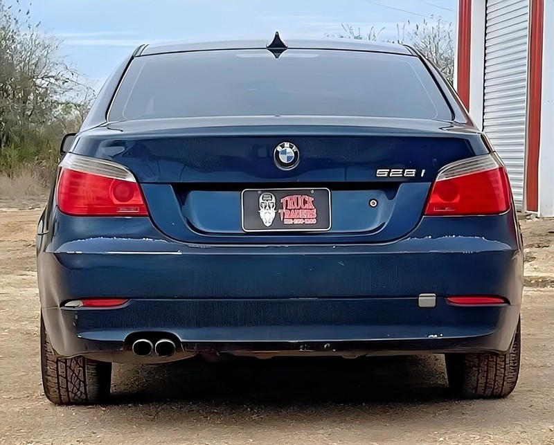 BMW 5 Series Vehicle Full-screen Gallery Image 08