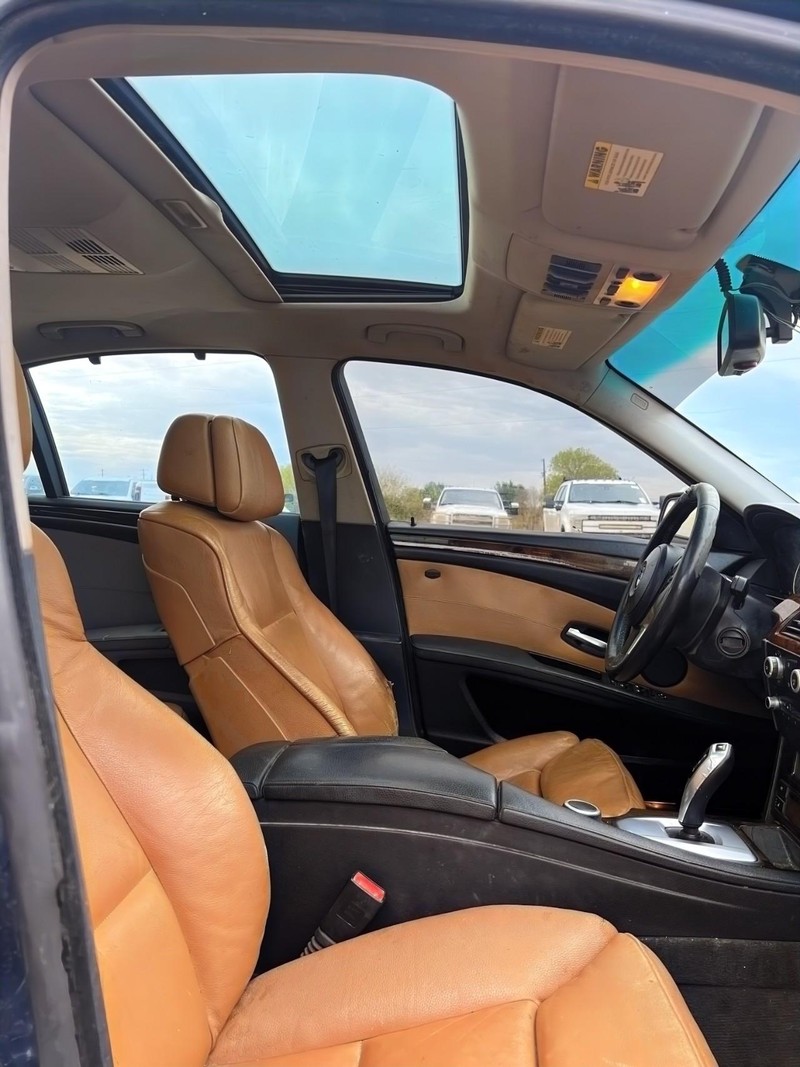 BMW 5 Series Vehicle Full-screen Gallery Image 10