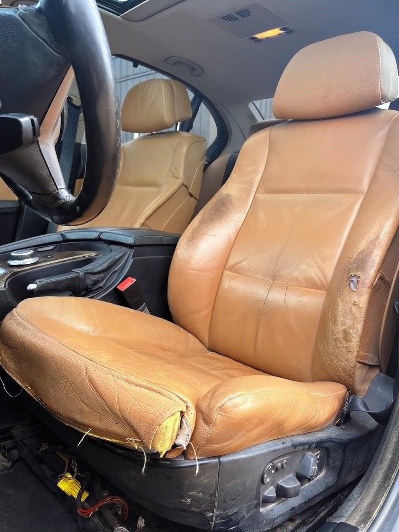 BMW 5 Series Vehicle Full-screen Gallery Image 11