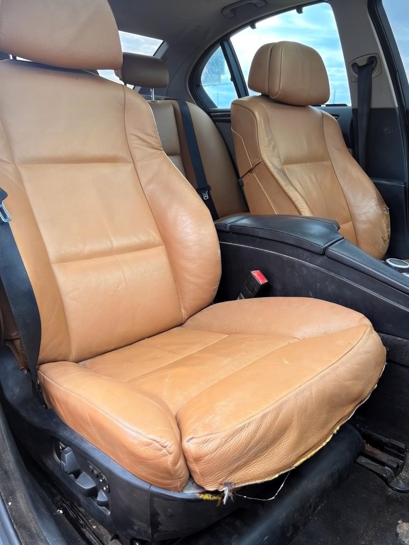 BMW 5 Series Vehicle Full-screen Gallery Image 12