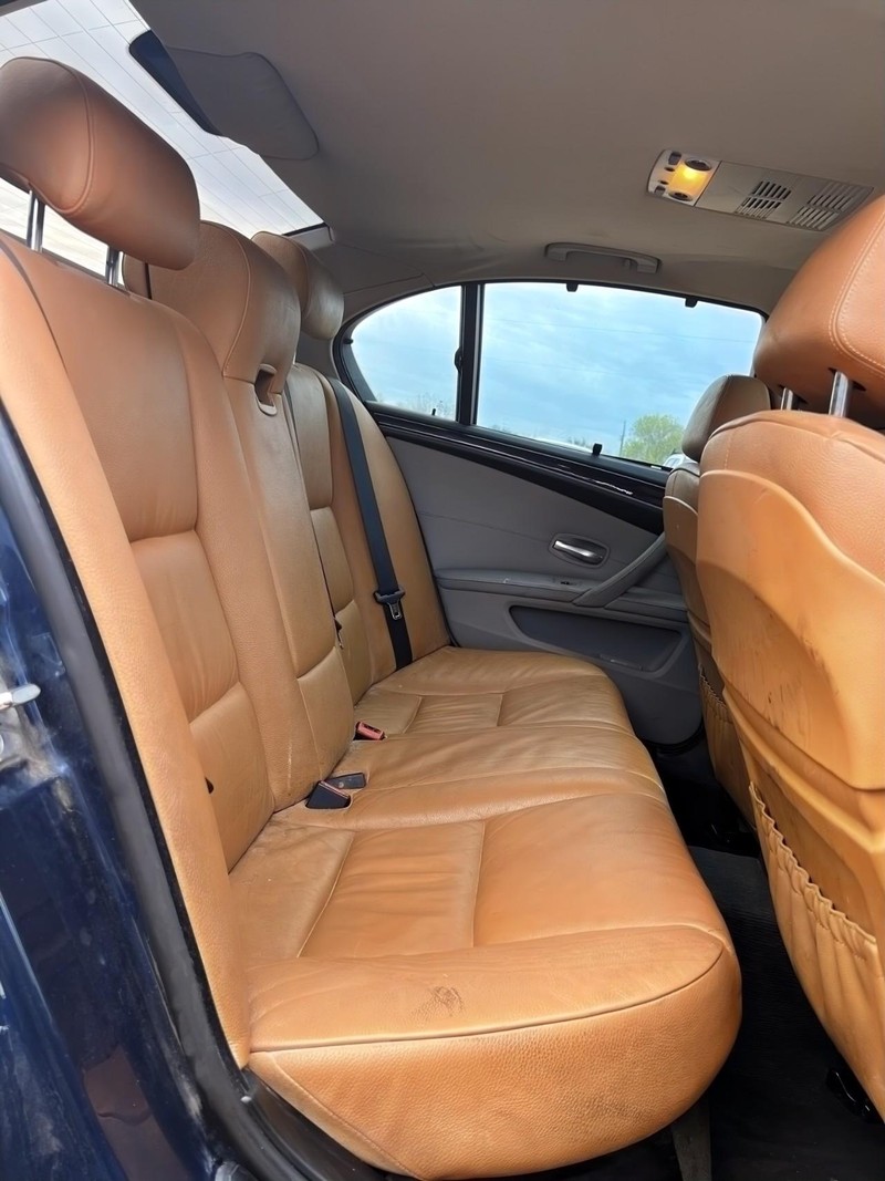 BMW 5 Series Vehicle Full-screen Gallery Image 13