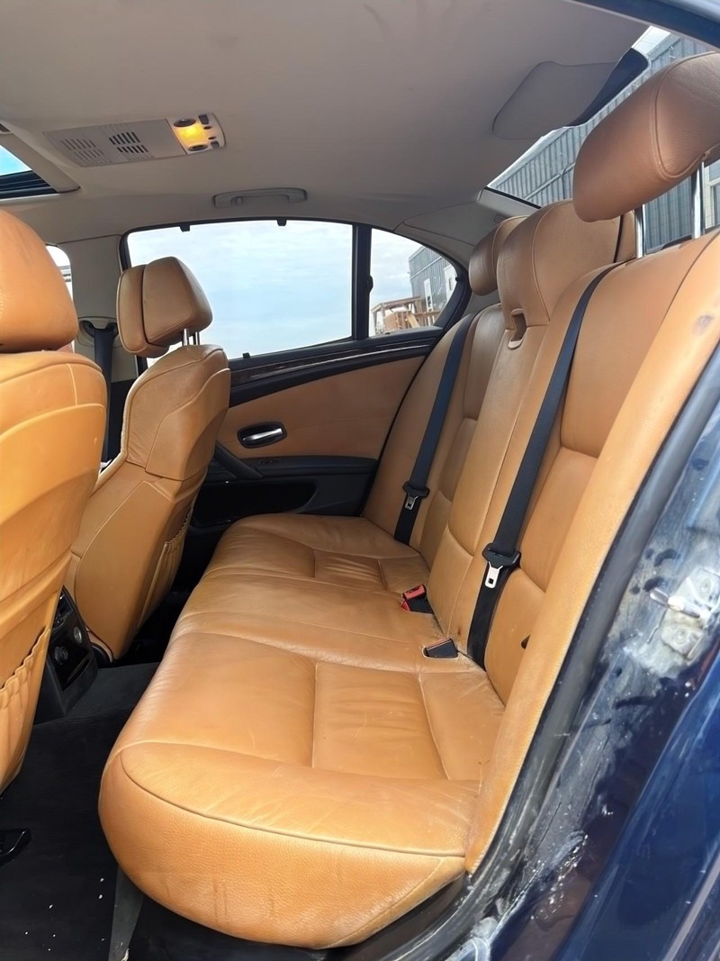 BMW 5 Series Vehicle Full-screen Gallery Image 14